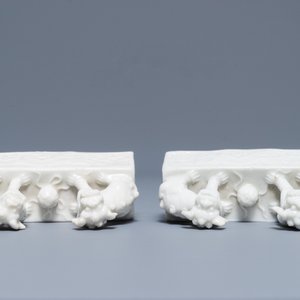 Une paire de poids de rouleau en porcelaine blanc de Chine de Dehua, Kangxi — photo 7