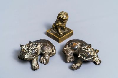 Une paire de poids de rouleau et un sceau en bronze en forme de lions, Chine, Ming et 18ème