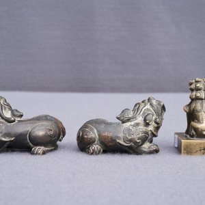 Une paire de poids de rouleau et un sceau en bronze en forme de lions, Chine, Ming et 18ème — photo 13