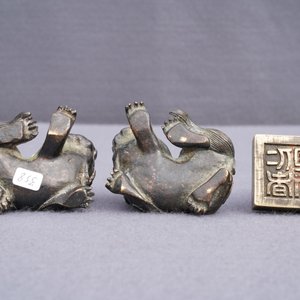 Une paire de poids de rouleau et un sceau en bronze en forme de lions, Chine, Ming et 18ème — photo 14