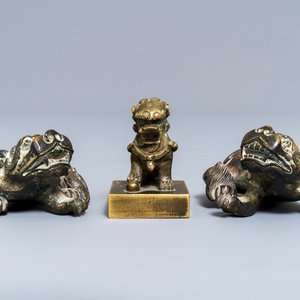 Une paire de poids de rouleau et un sceau en bronze en forme de lions, Chine, Ming et 18ème — photo 2