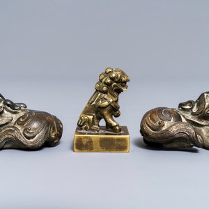 Une paire de poids de rouleau et un sceau en bronze en forme de lions, Chine, Ming et 18ème — photo 3
