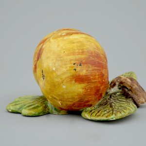 Une paire de pommes en faïence de Delft, 18ème — photo 3