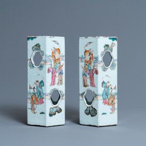 Une paire de porte-chapeaux ajourés en porcelaine de Chine famille rose, 19ème — photo 2
