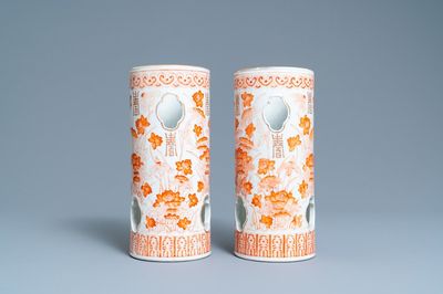Une paire de porte-chapeaux en porcelaine de Chine en rouge de fer et doré, marque de Tongzhi, 19ème