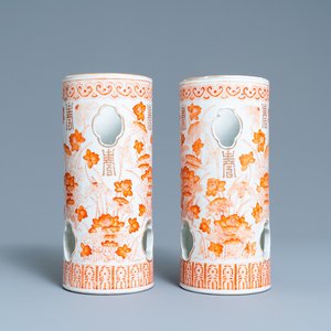 Une paire de porte-chapeaux en porcelaine de Chine en rouge de fer et doré, marque de Tongzhi, 19ème — photo 1