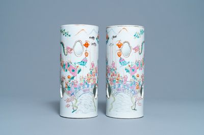 Une paire de porte-chapeaux en porcelaine de Chine famille rose à décor des '100 garçons', marque de Qianlong, 19ème