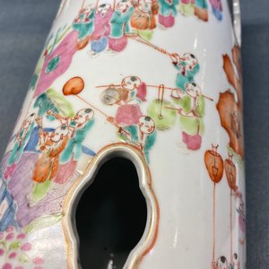 Une paire de porte-chapeaux en porcelaine de Chine famille rose à décor des '100 garçons', marque de Qianlong, 19ème — photo 13