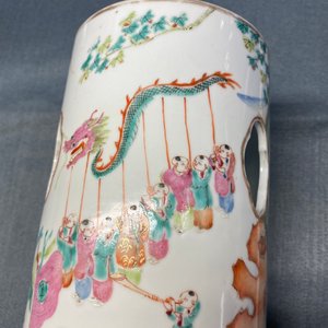 Une paire de porte-chapeaux en porcelaine de Chine famille rose à décor des '100 garçons', marque de Qianlong, 19ème — photo 14
