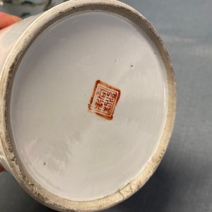Une paire de porte-chapeaux en porcelaine de Chine famille rose à décor des '100 garçons', marque de Qianlong, 19ème — photo 15
