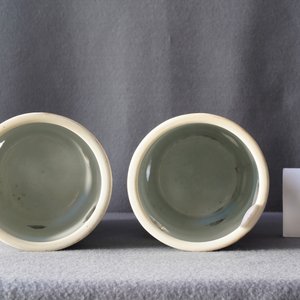 Une paire de porte-chapeaux en porcelaine de Chine famille rose à décor des '100 garçons', marque de Qianlong, 19ème — photo 18