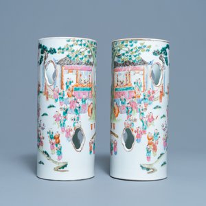 Une paire de porte-chapeaux en porcelaine de Chine famille rose à décor des '100 garçons', marque de Qianlong, 19ème — photo 3