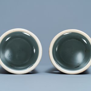 Une paire de porte-chapeaux en porcelaine de Chine famille rose à décor des '100 garçons', marque de Qianlong, 19ème — photo 5