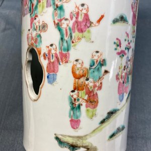 Une paire de porte-chapeaux en porcelaine de Chine famille rose à décor des '100 garçons', marque de Qianlong, 19ème — photo 9