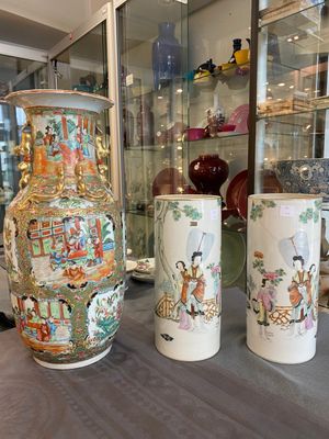 Une paire de porte-chapeaux en porcelaine de Chine famille rose et un vase de Canton, 19/20ème — photo 8
