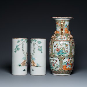 Une paire de porte-chapeaux en porcelaine de Chine famille rose et un vase de Canton, 19/20ème — photo 5