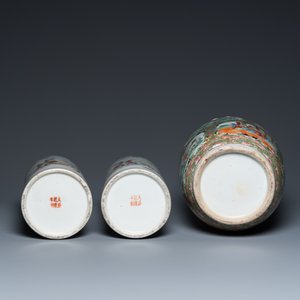 Une paire de porte-chapeaux en porcelaine de Chine famille rose et un vase de Canton, 19/20ème — photo 7