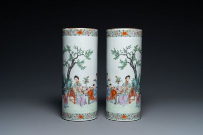 Une paire de porte-chapeaux en porcelaine de Chine famille rose, marque 'Lin zhi cheng xiang, République
