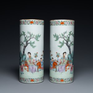 Une paire de porte-chapeaux en porcelaine de Chine famille rose, marque 'Lin zhi cheng xiang, République — photo 1