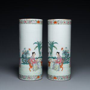 Une paire de porte-chapeaux en porcelaine de Chine famille rose, marque 'Lin zhi cheng xiang, République — photo 3
