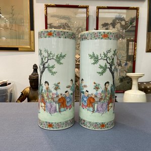 Une paire de porte-chapeaux en porcelaine de Chine famille rose, marque 'Lin zhi cheng xiang, République — photo 8