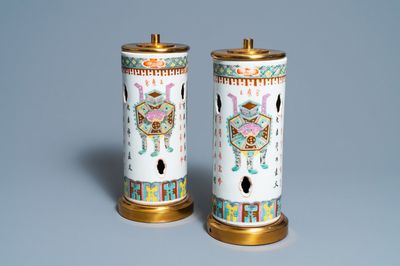 Une paire de porte-chapeaux en porcelaine de Chine famille rose montés en lampe, 19ème