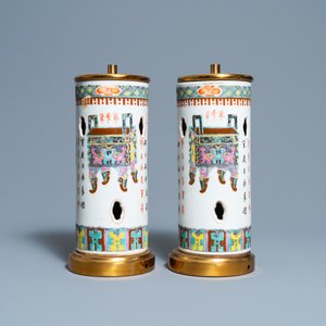 Une paire de porte-chapeaux en porcelaine de Chine famille rose montés en lampe, 19ème — photo 4