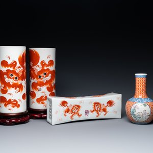 Une paire de porte-chapeaux, un repose-tête et un vase en porcelaine de Chine, 19/20ème — photo 1