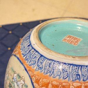 Une paire de porte-chapeaux, un repose-tête et un vase en porcelaine de Chine, 19/20ème — photo 13