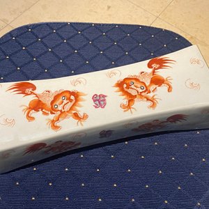 Une paire de porte-chapeaux, un repose-tête et un vase en porcelaine de Chine, 19/20ème — photo 16
