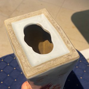 Une paire de porte-chapeaux, un repose-tête et un vase en porcelaine de Chine, 19/20ème — photo 18