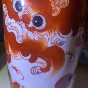 Une paire de porte-chapeaux, un repose-tête et un vase en porcelaine de Chine, 19/20ème — photo 21