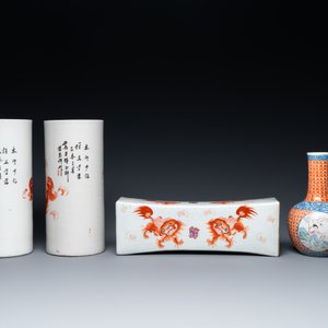 Une paire de porte-chapeaux, un repose-tête et un vase en porcelaine de Chine, 19/20ème — photo 4