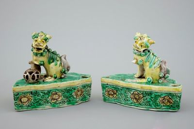 Une paire de porte encens chinois en biscuit famille verte en forme de chiens de foo, Kangxi