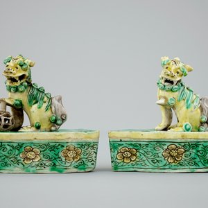 Une paire de porte encens chinois en biscuit famille verte en forme de chiens de foo, Kangxi — photo 2