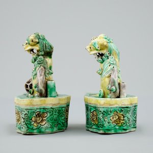 Une paire de porte encens chinois en biscuit famille verte en forme de chiens de foo, Kangxi — photo 3