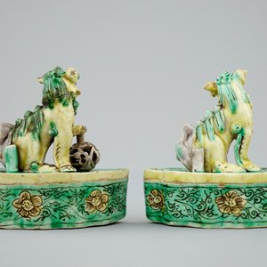 Une paire de porte encens chinois en biscuit famille verte en forme de chiens de foo, Kangxi — photo 4