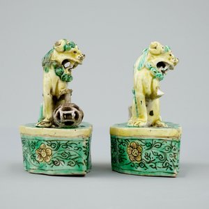 Une paire de porte encens chinois en biscuit famille verte en forme de chiens de foo, Kangxi — photo 5