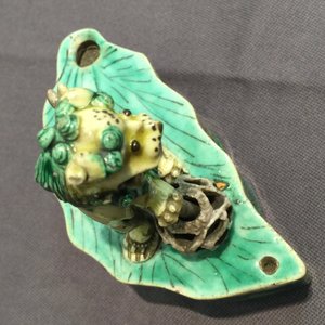 Une paire de porte encens chinois en biscuit famille verte en forme de chiens de foo, Kangxi — photo 8