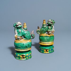 Une paire de porte-encens en forme de lions bouddhistes en biscuit émaillé sancai, Ming — photo 1