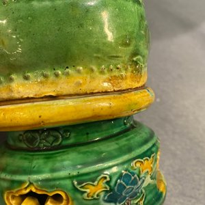 Une paire de porte-encens en forme de lions bouddhistes en biscuit émaillé sancai, Ming — photo 16