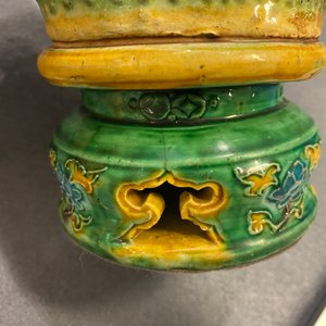 Une paire de porte-encens en forme de lions bouddhistes en biscuit émaillé sancai, Ming — photo 17