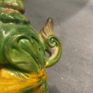 Une paire de porte-encens en forme de lions bouddhistes en biscuit émaillé sancai, Ming — photo 20