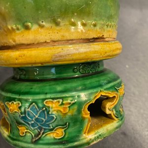 Une paire de porte-encens en forme de lions bouddhistes en biscuit émaillé sancai, Ming — photo 21