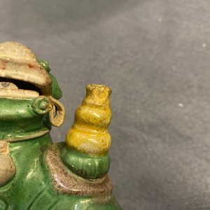 Une paire de porte-encens en forme de lions bouddhistes en biscuit émaillé sancai, Ming — photo 24