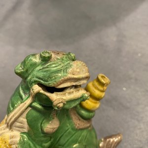 Une paire de porte-encens en forme de lions bouddhistes en biscuit émaillé sancai, Ming — photo 25