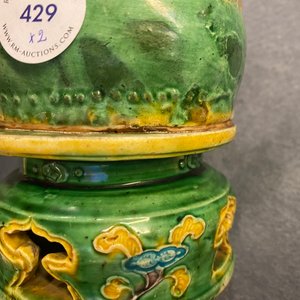 Une paire de porte-encens en forme de lions bouddhistes en biscuit émaillé sancai, Ming — photo 27