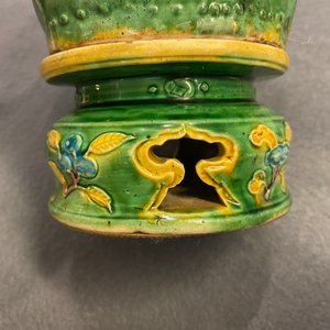 Une paire de porte-encens en forme de lions bouddhistes en biscuit émaillé sancai, Ming — photo 28
