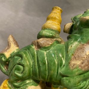 Une paire de porte-encens en forme de lions bouddhistes en biscuit émaillé sancai, Ming — photo 31