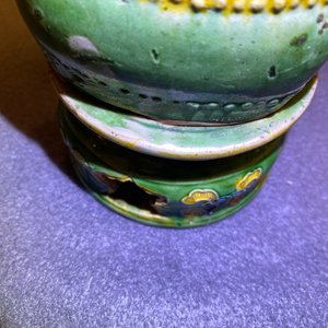 Une paire de porte-encens en forme de lions bouddhistes en biscuit émaillé sancai, Ming — photo 33